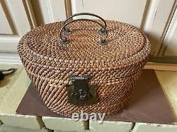 Gorgeous Antique Chinese Rose Medallion Tea Pot & (1) Cups In Wicker Case